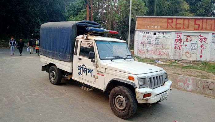 চবি ছাত্রলীগের সংঘর্ষে ক্যাম্পসে উত্তেজনা চবি ছাত্রলীগের সংঘর্ষে ক্যাম্পসে উত্তেজনা