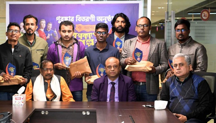 চ্যানেল টুয়েন্টিফোরের প্রতিযোগিতার বিজয়ীদের পুরস্কার বিতরণ চ্যানেল টুয়েন্টিফোরের প্রতিযোগিতার বিজয়ীদের পুরস্কার বিতরণ