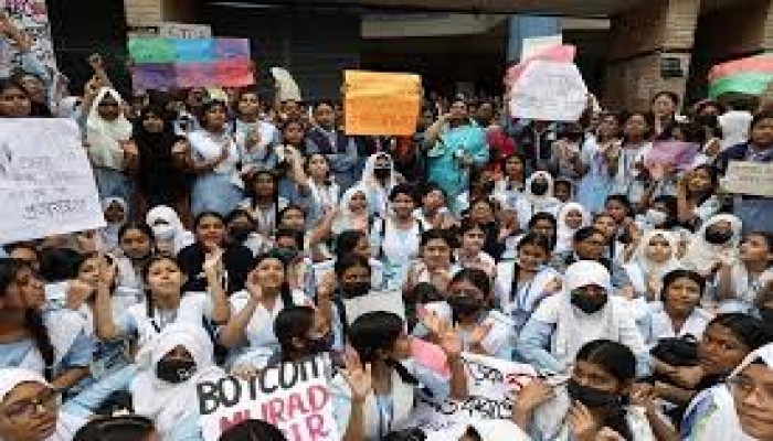 ভিকারুননিসায় যৌন হয়রানি শিক্ষক মুরাদের বিরুদ্ধে ১৭ ছাত্রীর অভিযোগ ভিকারুননিসায় যৌন হয়রানি শিক্ষক মুরাদের বিরুদ্ধে ১৭ ছাত্রীর অভিযোগ