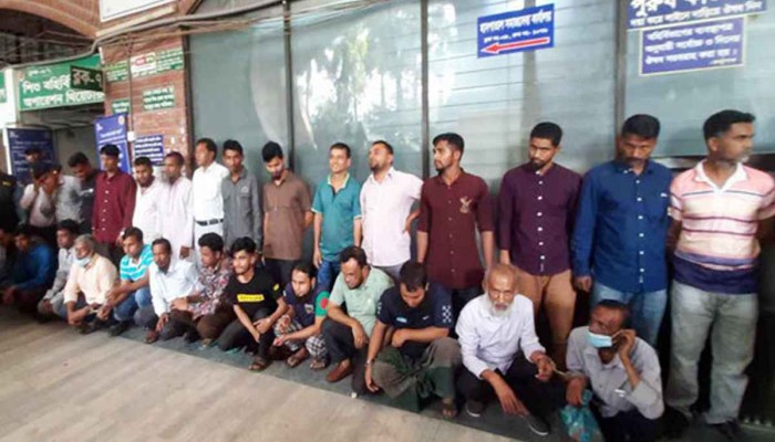 সরকারি চার হাসপাতালের সামনে থেকে দালাল চক্রের ৪১ সদস্য গ্রেফতার সরকারি চার হাসপাতালের সামনে থেকে দালাল চক্রের ৪১ সদস্য গ্রেফতার