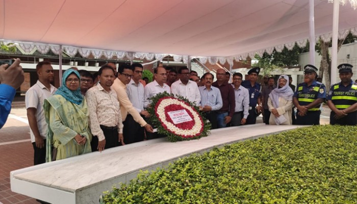 বঙ্গবন্ধুর সমাধিতে প্রাথমিক শিক্ষা অধিদফতরের মহাপরিচালকের শ্রদ্ধা বঙ্গবন্ধুর সমাধিতে প্রাথমিক শিক্ষা অধিদফতরের মহাপরিচালকের শ্রদ্ধা
