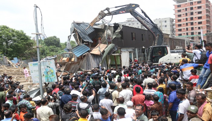 সাদিক অ্যাগ্রোর অবৈধ অংশ গুঁড়িয়ে দিয়েছে ডিএনসিসি সাদিক অ্যাগ্রোর অবৈধ অংশ গুঁড়িয়ে দিয়েছে ডিএনসিসি