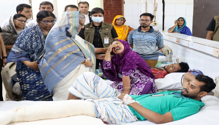 আহতদের দেখতে পঙ্গু হাসপাতালে প্রধানমন্ত্রী আহতদের দেখতে পঙ্গু হাসপাতালে প্রধানমন্ত্রী