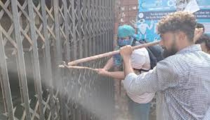 তালা ভেঙে হলে প্রবেশ করল ঢাবি-জাবির শিক্ষার্থীরা তালা ভেঙে হলে প্রবেশ করল ঢাবি-জাবির শিক্ষার্থীরা