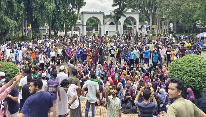 সরব হচ্ছেন শিক্ষার্থী আন্দোলনকারীরা সরব হচ্ছেন শিক্ষার্থী আন্দোলনকারীরা
