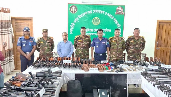 মুন্সীগঞ্জে লুট হওয়া ১৪০ আগ্নেয়াস্ত্র উদ্ধার মুন্সীগঞ্জে লুট হওয়া ১৪০ আগ্নেয়াস্ত্র উদ্ধার