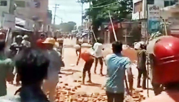 দু’দিন ১৩ গ্রামবাসীর সংঘর্ষ, আহত ৩ শতাধিক দু’দিন ১৩ গ্রামবাসীর সংঘর্ষ, আহত ৩ শতাধিক