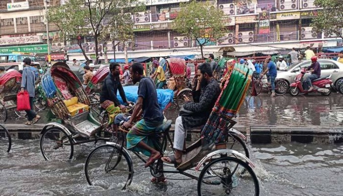 অল্প বৃষ্টিতেই নিউমার্কেটের সড়কে হাঁটু পানি জনদুর্ভোগ অল্প বৃষ্টিতেই নিউমার্কেটের সড়কে হাঁটু পানি জনদুর্ভোগ