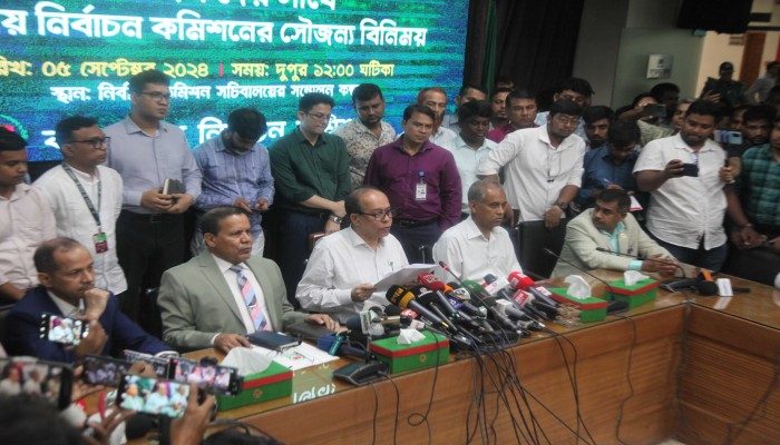 ‘সংস্কারের’ পথ করতে সরে দাঁড়াল হাবিবুল আউয়াল কমিশন ‘সংস্কারের’ পথ করতে সরে দাঁড়াল হাবিবুল আউয়াল কমিশন