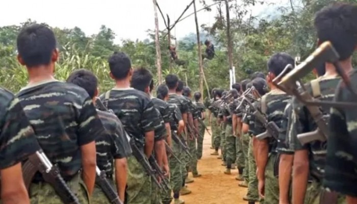আরাকান আর্মির বিরুদ্ধে লড়ছে রোহিঙ্গা যোদ্ধা ও সেনাবাহিনী আরাকান আর্মির বিরুদ্ধে লড়ছে রোহিঙ্গা যোদ্ধা ও সেনাবাহিনী