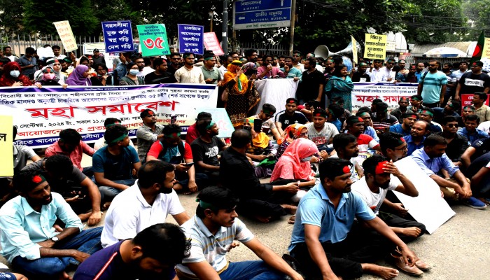 চাকরিতে প্রবেশের বয়স ৩৫ করার দাবিতে শাহবাগ অবরোধ চাকরিতে প্রবেশের বয়স ৩৫ করার দাবিতে শাহবাগ অবরোধ
