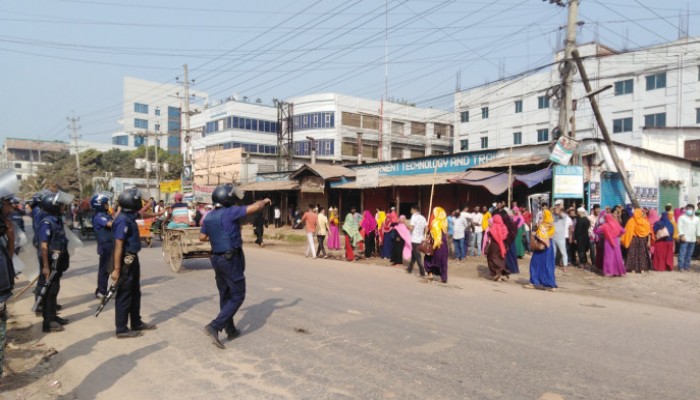 আশুলিয়ায় শ্রমিক অসন্তোষ আরও ৩৪ কারখানায় ছুটি আশুলিয়ায় শ্রমিক অসন্তোষ আরও ৩৪ কারখানায় ছুটি