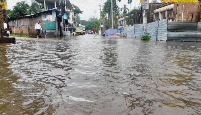 বৃষ্টিতে নোয়াখালীতে আবারও বেড়েছে পানি, কমেছে ত্রাণসহায়তা বৃষ্টিতে নোয়াখালীতে আবারও বেড়েছে পানি, কমেছে ত্রাণসহায়তা