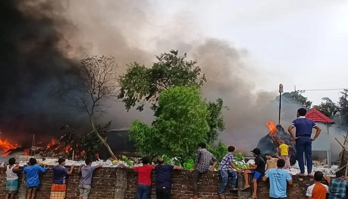 গাজীপুরে শ্রমিক বিক্ষোভ, পরে কারখানায় আগুন গাজীপুরে শ্রমিক বিক্ষোভ, পরে কারখানায় আগুন