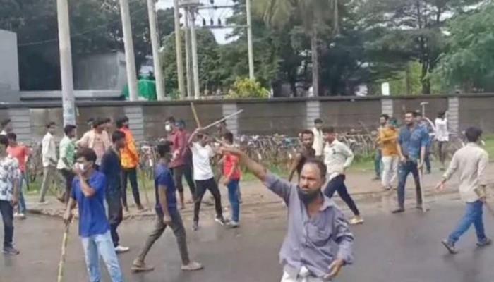 গাজীপুরে ঝুট ব্যবসার দখল নিয়ে বিএনপির দুই পক্ষের সংঘর্ষ হামলা ভাঙচুর গাজীপুরে ঝুট ব্যবসার দখল নিয়ে বিএনপির দুই পক্ষের সংঘর্ষ হামলা ভাঙচুর