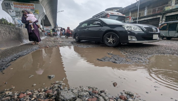 রাজধানীর প্রায় ৭০ ভাগ রাস্তার অবস্থা বেহাল দশা রাজধানীর প্রায় ৭০ ভাগ রাস্তার অবস্থা বেহাল দশা