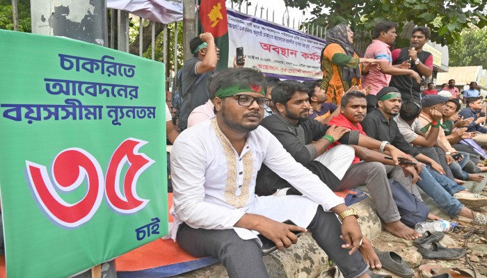 চাকরির বয়স বৃদ্ধির প্রজ্ঞাপনের দাবিতে শাহবাগে অবস্থান চাকরির বয়স বৃদ্ধির প্রজ্ঞাপনের দাবিতে শাহবাগে অবস্থান