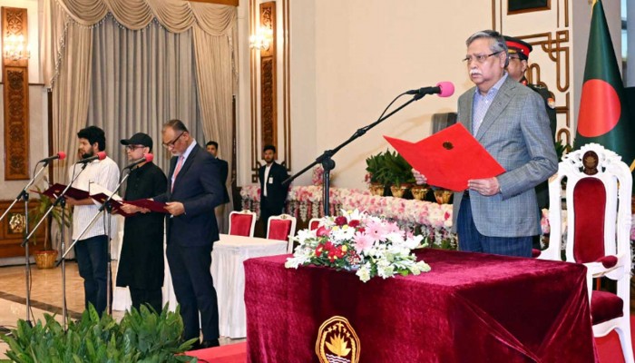 শপথ নিলেন নতুন তিন উপদেষ্টা শপথ নিলেন নতুন তিন উপদেষ্টা