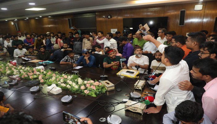১৫ ঘণ্টা পর সড়ক ছাড়েন আন্দোলনে আহতরা ১৫ ঘণ্টা পর সড়ক ছাড়েন আন্দোলনে আহতরা