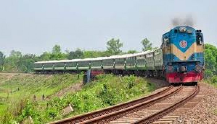 সড়কে দুর্ঘটনায় ‘মৃত্যুর ক্ষোভে’ ট্রেনে পাথর হামলা! সড়কে দুর্ঘটনায় ‘মৃত্যুর ক্ষোভে’ ট্রেনে পাথর হামলা!