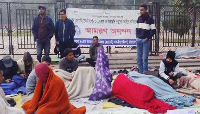 অব্যাহতি পাওয়া এসআইদের অনশন অব্যাহত অব্যাহতি পাওয়া এসআইদের অনশন অব্যাহত