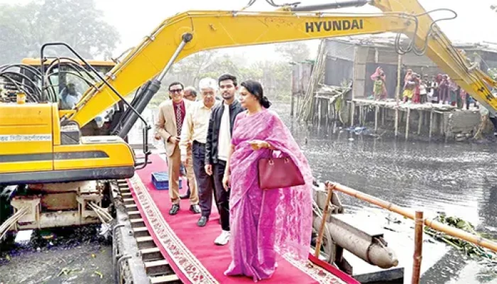 খালে লাল গালিচা সমালোচনার ঝড় খালে লাল গালিচা সমালোচনার ঝড়
