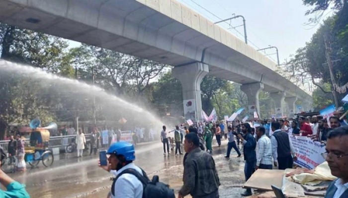 শাহবাগে জলকামানে মিছিল ছত্রভঙ্গ শাহবাগে জলকামানে মিছিল ছত্রভঙ্গ