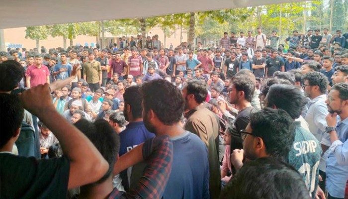 ছাত্রদের দুই গ্রুপের সংঘর্ষে উত্তাল কুয়েট ছাত্রদের দুই গ্রুপের সংঘর্ষে উত্তাল কুয়েট