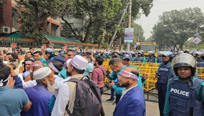 পদযাত্রায় পুলিশের বাধা শিক্ষকদের পিটুনি পদযাত্রায় পুলিশের বাধা শিক্ষকদের পিটুনি