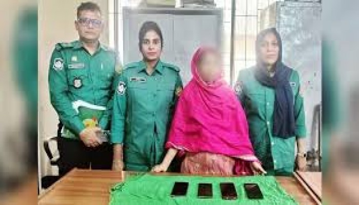 মোবাইল চোর চক্রের নারী সদস্য গ্রেফতার মোবাইল চোর চক্রের নারী সদস্য গ্রেফতার