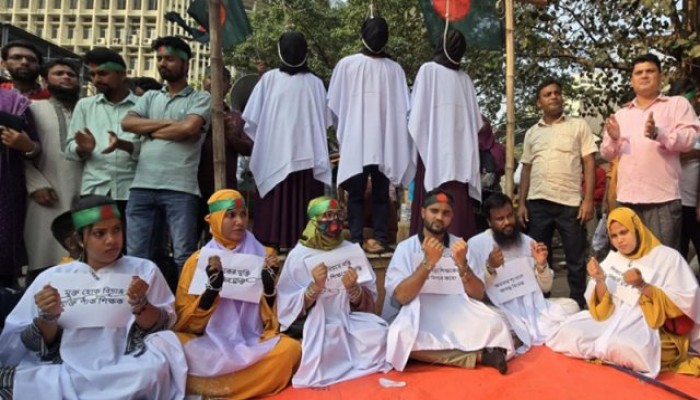 প্রতীকী ফাঁসি নিলেন আন্দোলনকারীরা প্রতীকী ফাঁসি নিলেন আন্দোলনকারীরা