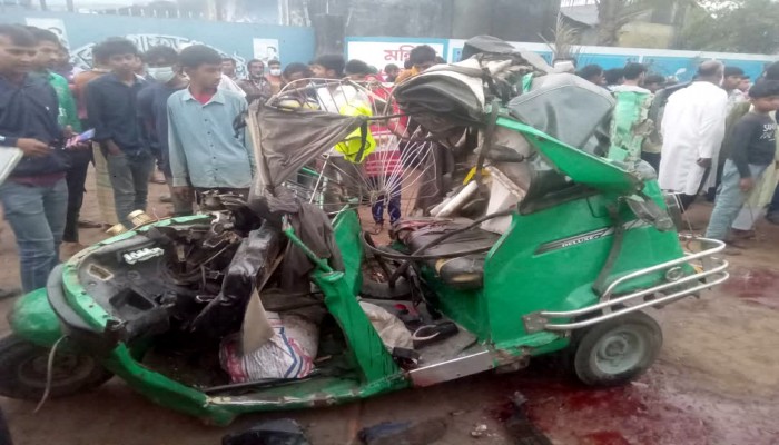 পাবনায় বাস-অটোরিকশা সংঘর্ষে ৫ জন নিহত পাবনায় বাস-অটোরিকশা সংঘর্ষে ৫ জন নিহত