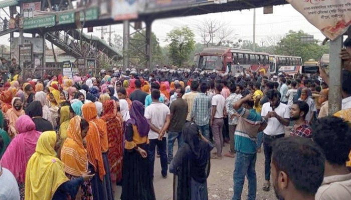 ঈদের ছুটি দু’দিন বাড়ানোর দাবিতে মহাসড়ক অবরোধ ঈদের ছুটি দু’দিন বাড়ানোর দাবিতে মহাসড়ক অবরোধ