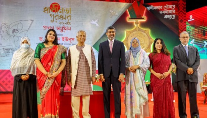 স্বাধীনতা পুরস্কার তুলে দিলেন প্রধান উপদেষ্টা স্বাধীনতা পুরস্কার তুলে দিলেন প্রধান উপদেষ্টা