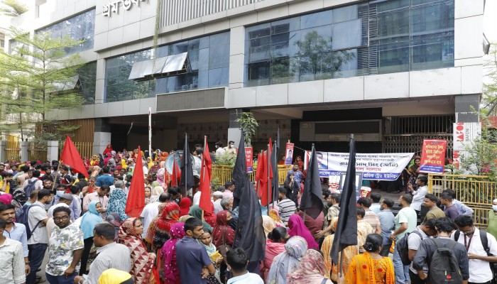 সচিবালয় অভিমুখে শ্রমিকদের মিছিলে বাধা, সংঘর্ষ সচিবালয় অভিমুখে শ্রমিকদের মিছিলে বাধা, সংঘর্ষ