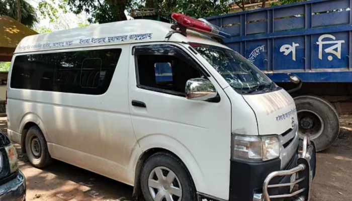 মারধরের ভয়ে স্ত্রীর লাশবাহী অ্যাম্বুলেন্স নিয়ে থানায় স্বামী মারধরের ভয়ে স্ত্রীর লাশবাহী অ্যাম্বুলেন্স নিয়ে থানায় স্বামী