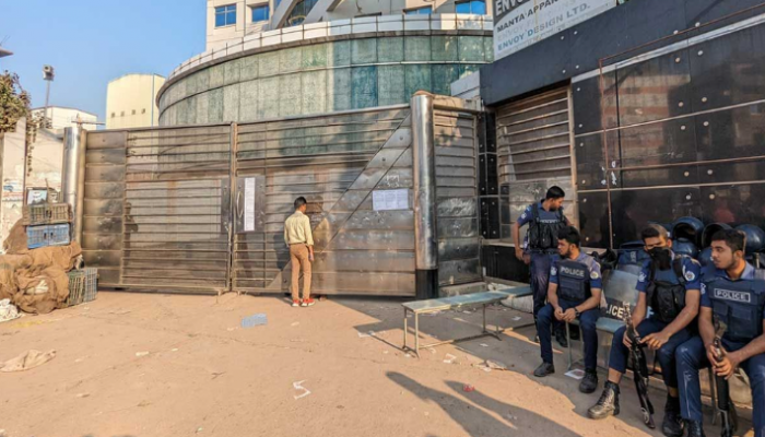 হুমকির মুখে হাজার পোশাক কারখানা হুমকির মুখে হাজার পোশাক কারখানা