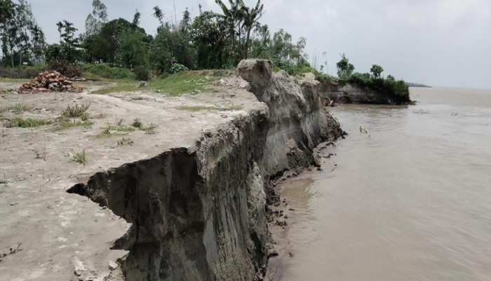 বর্ষার আগেই নদী ভাঙনে দিশেহারা ভুক্তভোগী মানুষ বর্ষার আগেই নদী ভাঙনে দিশেহারা ভুক্তভোগী মানুষ