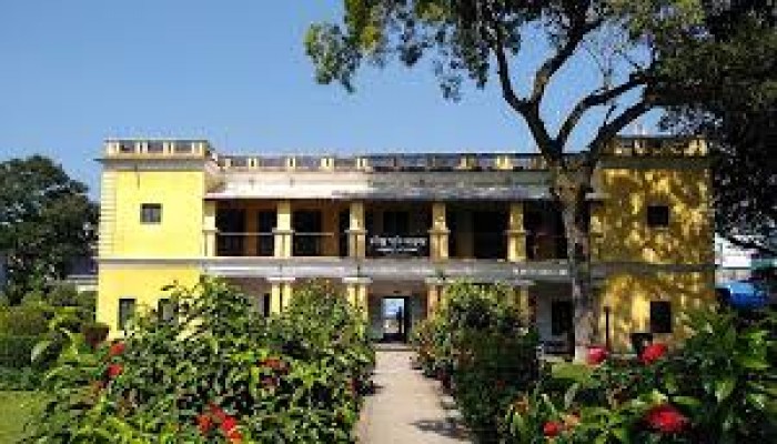 বন্ধ হওয়ার দুদিন পর দর্শনার্থীদের জন্য আবারও উন্মুক্ত রবীন্দ্র কাছারিবাড়ি বন্ধ হওয়ার দুদিন পর দর্শনার্থীদের জন্য আবারও উন্মুক্ত রবীন্দ্র কাছারিবাড়ি