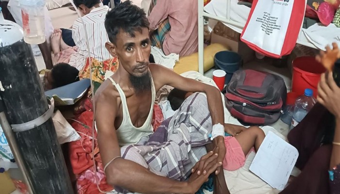 রোগী ও স্বজনদের মারধর করলেন ওয়ার্ড বয় রোগী ও স্বজনদের মারধর করলেন ওয়ার্ড বয়