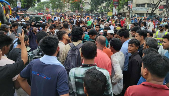শিক্ষার্থীদের আন্দোলনে জনদুর্ভোগে মানুষ শিক্ষার্থীদের আন্দোলনে জনদুর্ভোগে মানুষ