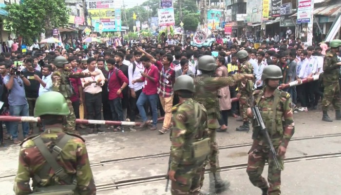 কারমাইকেল কলেজ শিক্ষার্থীদের রেলপথ অবরোধ কারমাইকেল কলেজ শিক্ষার্থীদের রেলপথ অবরোধ
