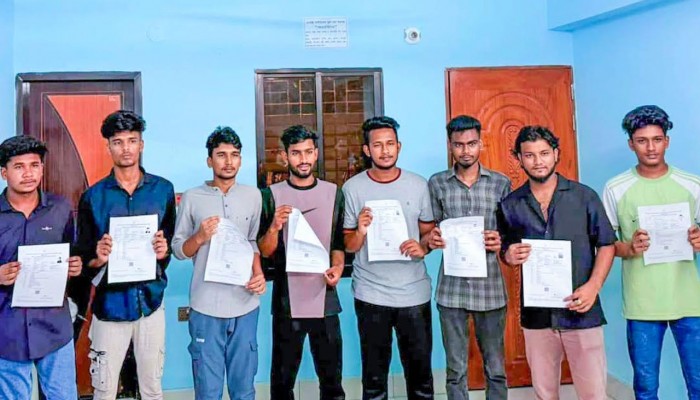 প্রবেশপত্র পেয়ে পরীক্ষায় বসেছেন সেই ১২ শিক্ষার্থী প্রবেশপত্র পেয়ে পরীক্ষায় বসেছেন সেই ১২ শিক্ষার্থী