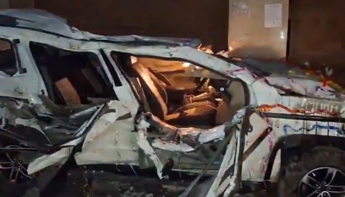প্রাচীরে ধাক্কা খেয়ে উল্টে গেল গাড়ি, বরসহ নিহত ৮ প্রাচীরে ধাক্কা খেয়ে উল্টে গেল গাড়ি, বরসহ নিহত ৮