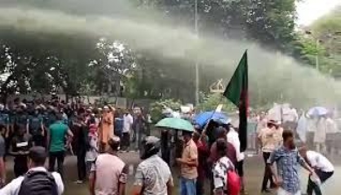 চাকরিচ্যুত বিডিআর সদস্যদের ওপর জলকামান ও সাউন্ড গ্রেনেড নিক্ষেপ করেছে পুলিশ চাকরিচ্যুত বিডিআর সদস্যদের ওপর জলকামান ও সাউন্ড গ্রেনেড নিক্ষেপ করেছে পুলিশ
