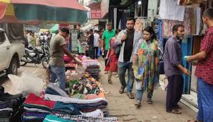 রাজধানীতে ফুটপাত দখল করে দোকানপাট ঝুঁকিতে পথচারীরা রাজধানীতে ফুটপাত দখল করে দোকানপাট ঝুঁকিতে পথচারীরা