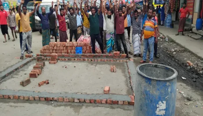ডেমরায় জনগণের বাধায় বন্ধ করা হলো ট্রাফিক পুলিশ বক্সের নির্মাণ কাজ ডেমরায় জনগণের বাধায় বন্ধ করা হলো ট্রাফিক পুলিশ বক্সের নির্মাণ কাজ
