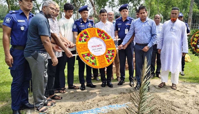 মাহেরীন চৌধুরীর সমাধিতে নীলফামারীর ডিসি-এসপির শ্রদ্ধা মাহেরীন চৌধুরীর সমাধিতে নীলফামারীর ডিসি-এসপির শ্রদ্ধা