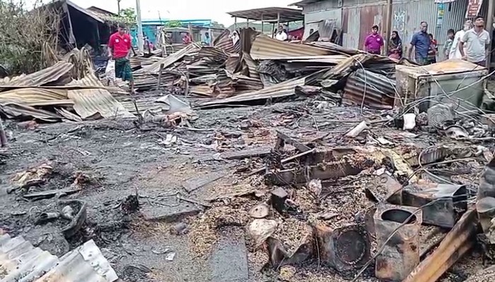বরিশালে ভয়াবহ অগ্নিকাণ্ডে ২৭ দোকান পুড়ে ছাই বরিশালে ভয়াবহ অগ্নিকাণ্ডে ২৭ দোকান পুড়ে ছাই