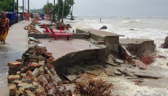 কুয়াকাটায় উদ্বোধনের আগেই সমুদ্রে বিলীন ৫ কোটি টাকার সড়ক কুয়াকাটায় উদ্বোধনের আগেই সমুদ্রে বিলীন ৫ কোটি টাকার সড়ক
